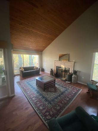 Your living room - An enclave of nature close to campus w/hot tub and great views House
