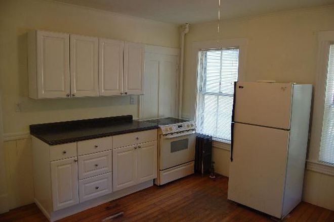 kitchen with stove - 3 BR Apartment, 2.5 miles to campus, on busline, avaliable 6/1/2026, $2400/month plus utilities