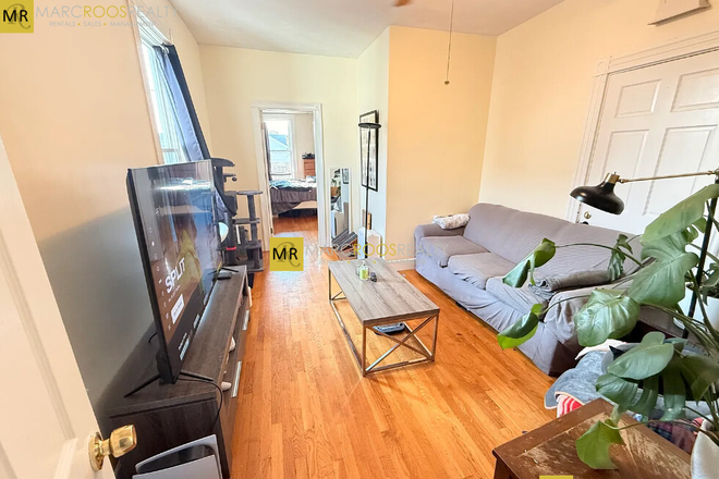 Call NOW for showings! 617-236-8600 - MARKET ST - LRG BRIGHTON CTR 3BR/1BA AVAIL *9/1/2025* W/ EIK, DW, 3 PRKNG INC, LOFT, LNDRY IN BLDNG!