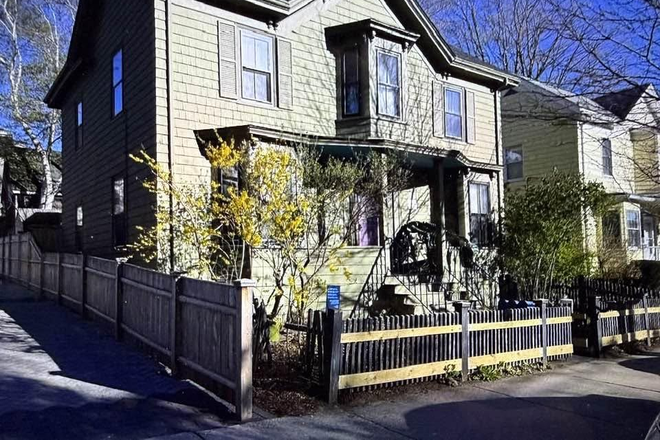 closer view of 61 Putnam St. - Putnam St. Apartment,  Close to MIT, Harvard and Tufts, walk, bike, or the T.