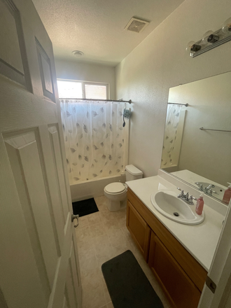 Bathroom - Bellevue Area - CLOSE to UC MERCED and Walk to Bus Stop House