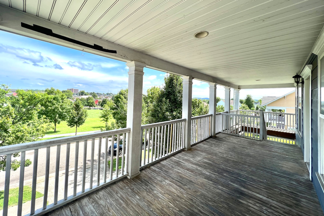 Porch - Private bedroom 5-min drive to UTK campus! House