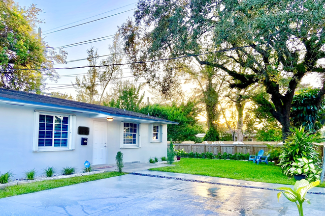 Front house with driveway for 3 cars - South Miami 3 BR Home close to UM, Larkin, S. Miami Hospital