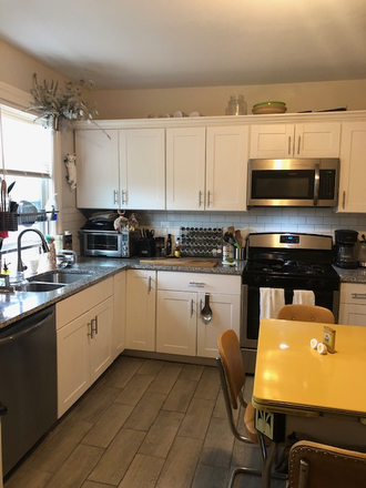 KITCHEN - 4 BED 2 BATH  FOX POINT WALKABLE TO CAMPUS.