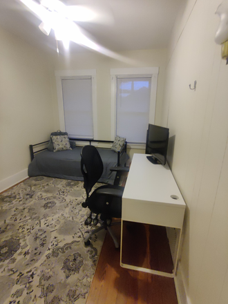 Bedroom - Downtown Salem minutes to train