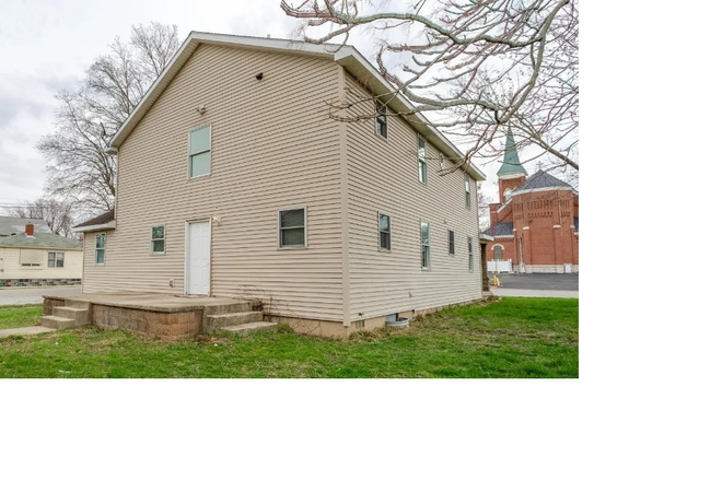 BACK - NICE BIG ROOMY HOUSE 1 MILE FROM CAMPUS