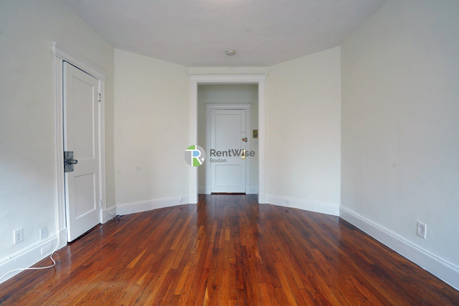 Living Space - JUNE 2025-Gorgeous Allston Studio, H/HW inc, Fitness Rm Apartments