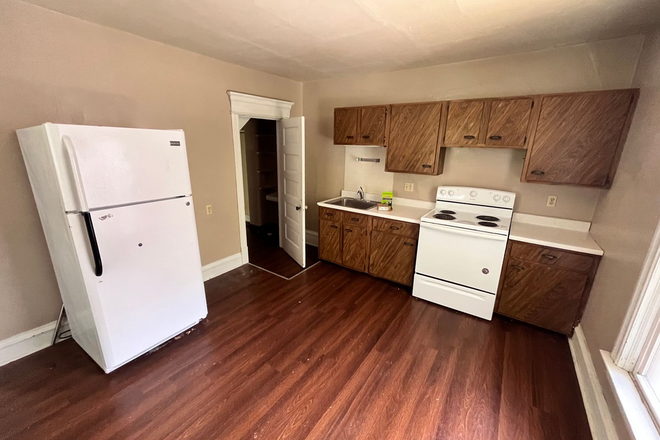Kitchen, door goes to bathroom - Spring Semester - 2bd Available in 3bd/1ba Unit - 8min from Campus - Females Only