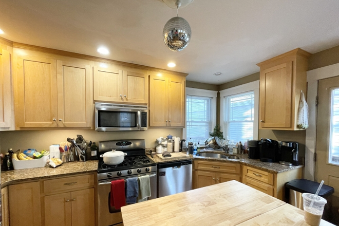 x - HUGE 4 BED ON MISSION HILL Apartments