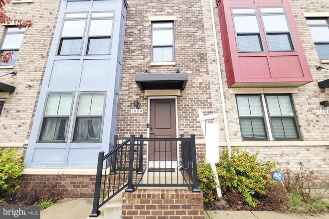 Front from Eager Street - Eager Park Townhome Near JHMI