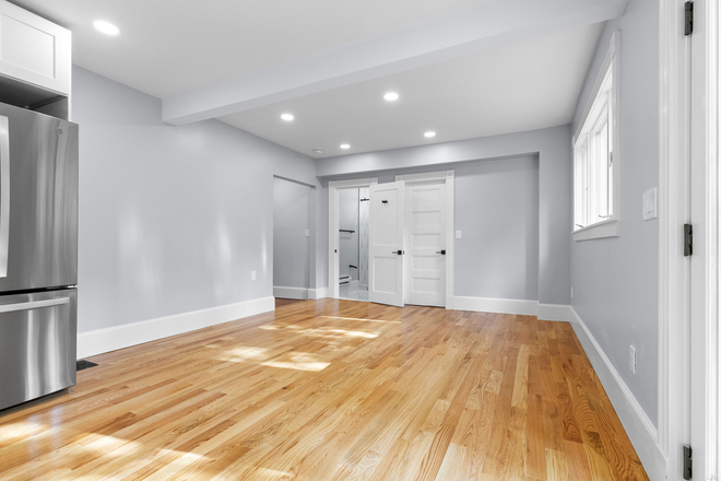 - - No Broker Fee! Close to Campus!! Spacious 3 bed w/ Laundry in Unit Apartments