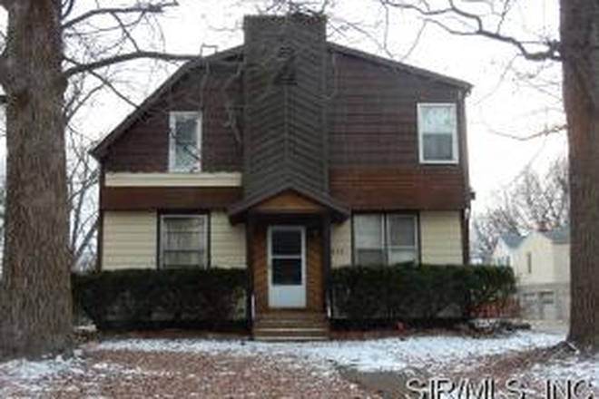 Convenient location near downtown and SIUE. - Roomy recently remodeled two bedroom apartment near downtown Edwardsville and SIUE.