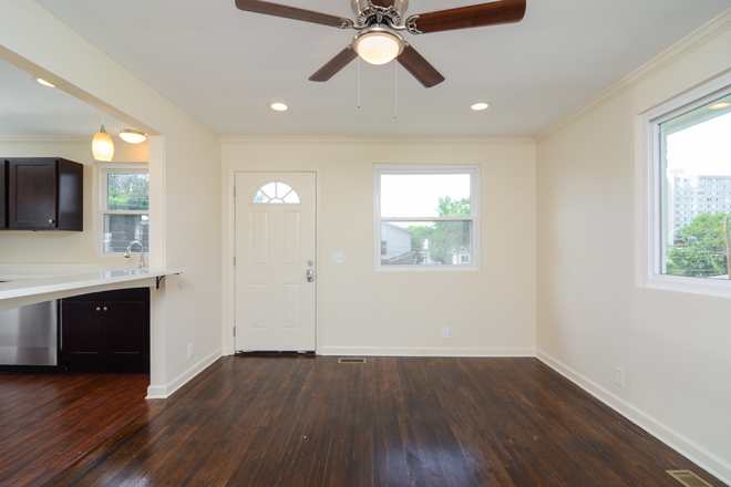 living room - 1 mile from Vanderbilt,central air. 2 bedroom. 1 bath completely remodeled. available July 1st