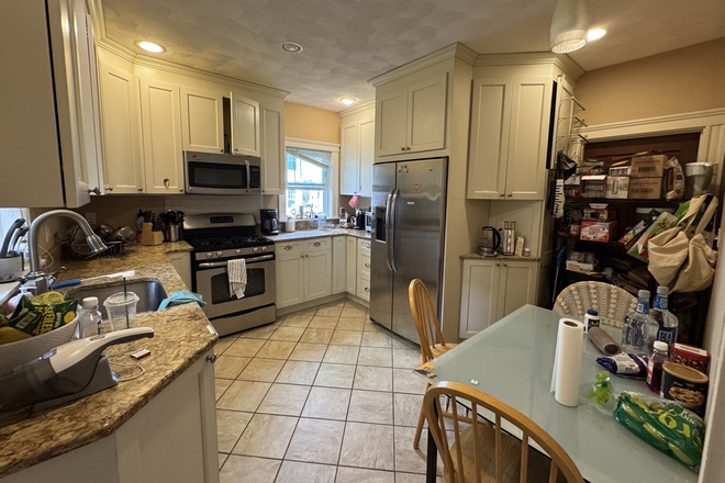 - - Close to Campus! Single Fam 6 beds 2 bath w/ Laundry & Parking House