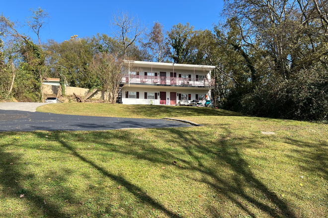 Front of apartment - 4 Plex apartment building near campus in Bearden
