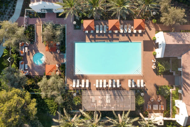 Community pool with hot tub - Spacious apartment/townhouse close to campus with pool and gym amenities.