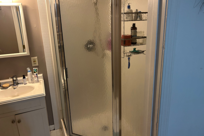 Shower - Quiet, Private, No Hassle Living For 1 Adult Student Apartment