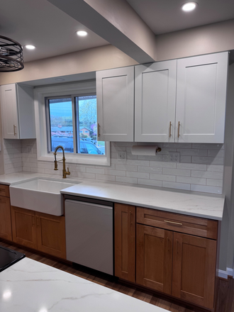 Kitchen- dishwasher and sink - 1.5 Miles to GMU; 5 Miles to NOVA Annandale Campus House