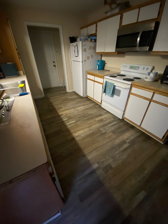 The kitchen - Mountain View Trail - 5 minutes from campus, CHEAPER THAN ANYONE ELSE ($684/month)