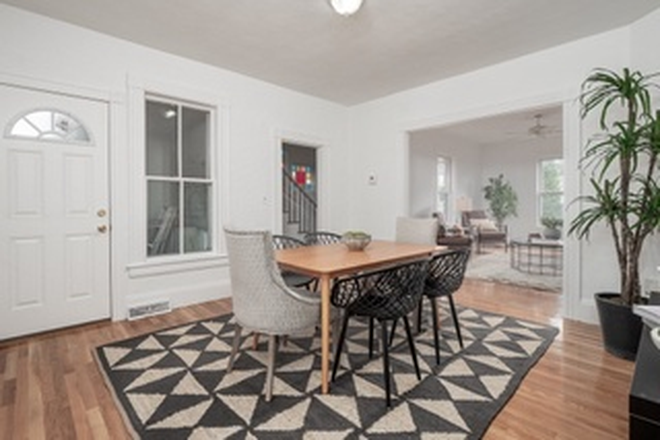 Dining room - Renovated 0.3M to TuftsT 0.1M to Bus96 Harvard, FREE Laundry in U, Central AC, tranquil neighborhood Townhome