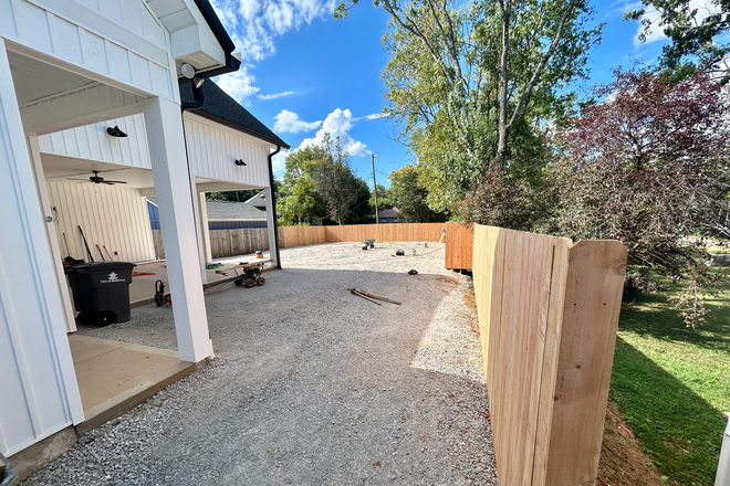 Backyard/Parking area - The White House 2