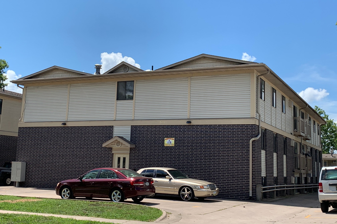 Exterior - 2BR Just 5 Blocks from Campus - Free Internet Apartments