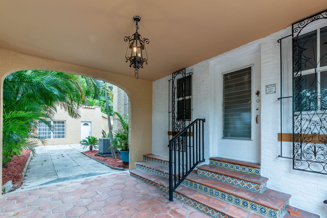 Side door - opens to the dining area - Stylish 3BR/2BA Home Between Brickell & Coral Gables – Prime Location