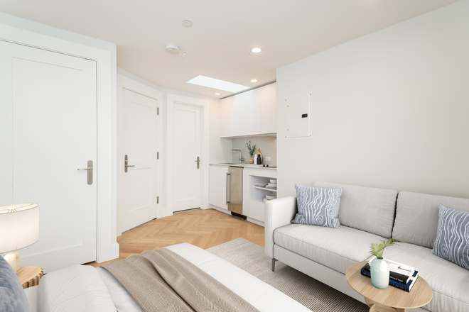 Hub Realty - South End, prime location, renovated studio on top floor with A/C Apartments