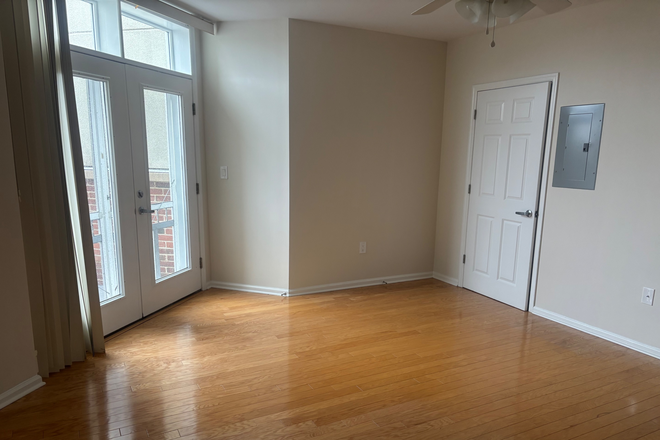 bedroom with balcony - 1BR apt-Witherspoon St-Princeton