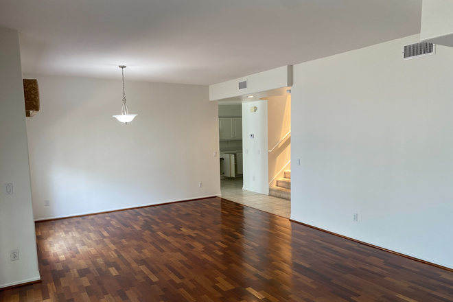 lr - Oversized Luxury Townhome close to campus