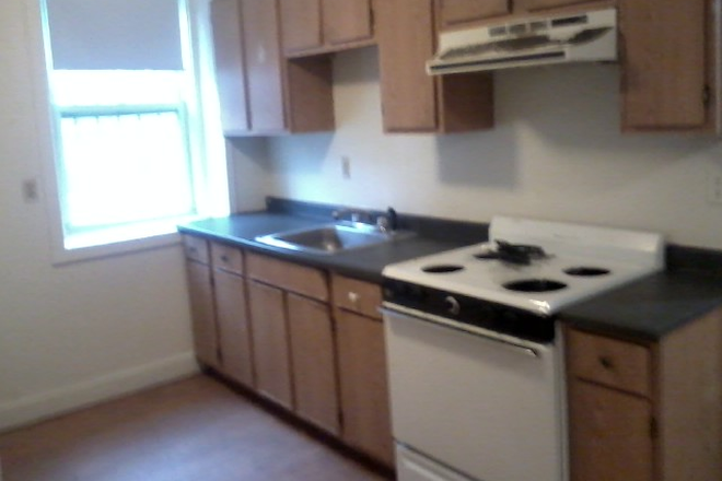Hub Realty - Handy studio includes all utilities, private entrance, and on route of campus shuttle bus Apartments