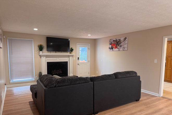 Living Room - 5 rooms 3 bath $1000 per room House