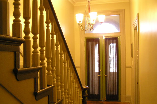 Foyer - Private Owned Apt Building close to campus