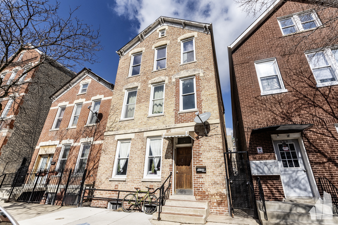 Building front - Bright 4 bedroom apartment _ Pilsen