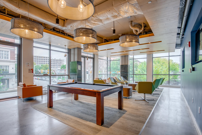 Community lounge - Nine East 33rd Apartments