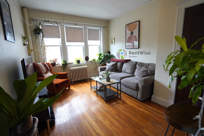 1 - Cleveland Cirl SEPT 2025-Huge Comm Ave 1 bed Split. H/HW inc. No Fee