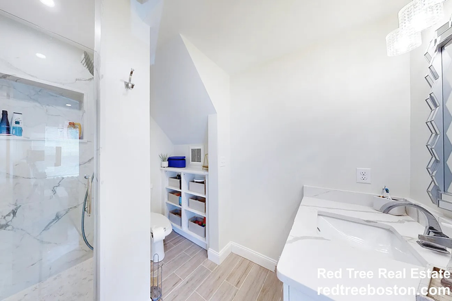 Bathroom - Apartment very close to Boston College Campus