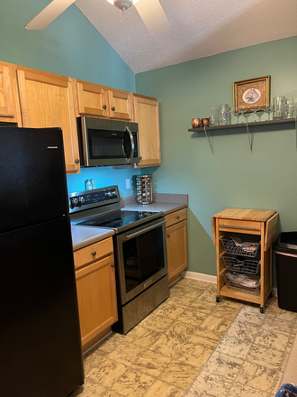 Kitchen - 3 bedroom, 3 bathroom apartment close to campus and Lake Hartwell