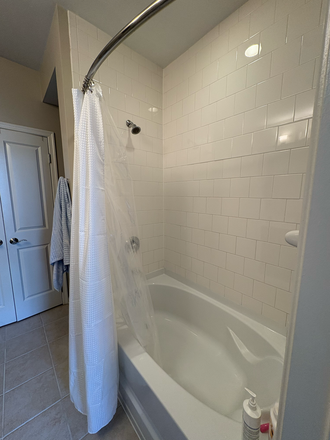 Shower/bath combo - The Fitzgerald UB Midtown Apartments