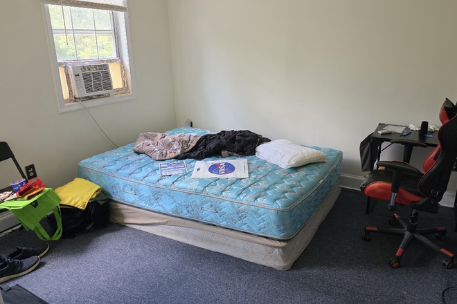 This is the available room - Walk to UMD-available Bdrs-Furnished or unf next to Lidl, UMD shuttle, metro SAVE LOCATION House