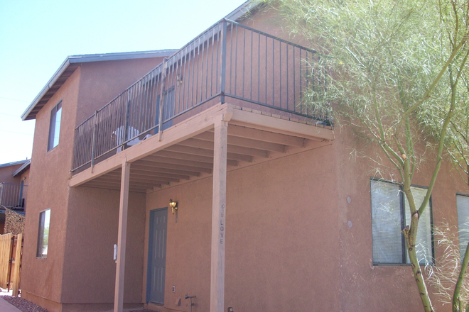 Balcony - 4 Bed 2 Bath near UofA House