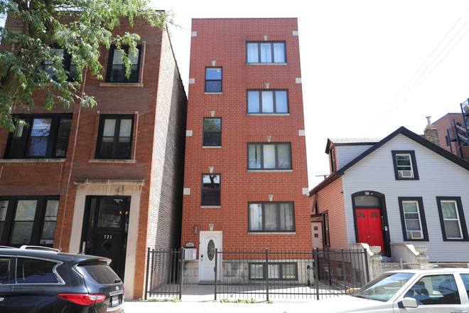 Building outside - Apartment for rent. 5-minute walk to the UIC East Campus Main Library