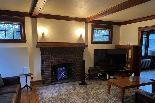 Living room - 3 BED/ 1 BATH RIGHT NEXT TO BC CAMPUS! PRIME LOCATION Duplex