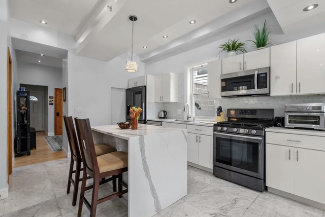 . - Gorgeous, Renovated 3 Bed / 2 Bath near campus w/ LAUNDRY IN UNIT! Avail. NOW!! Apartments