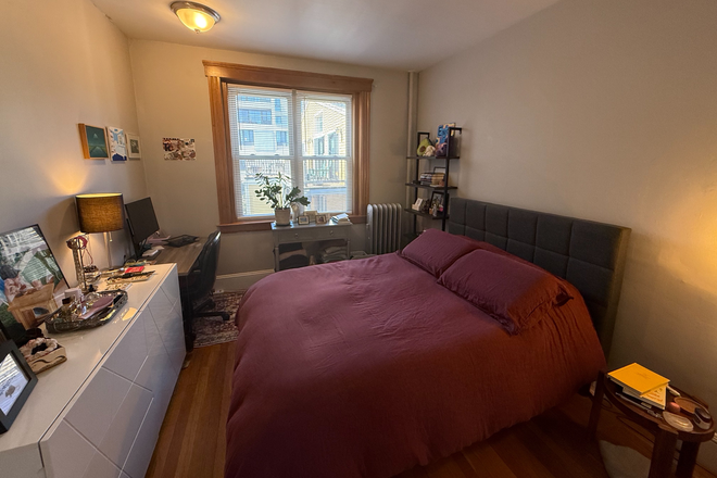 bedroom - NO FEE OR SECURITY DEPOSIT One bedroom in prime location heat and hot water included Apartments