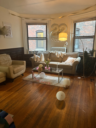 Living Room - Large bedroom, close to campus