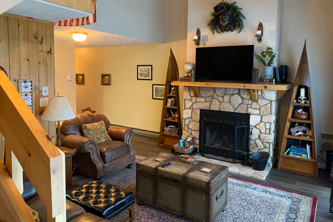 Fireplace/hearth - Golf course townhome near campus