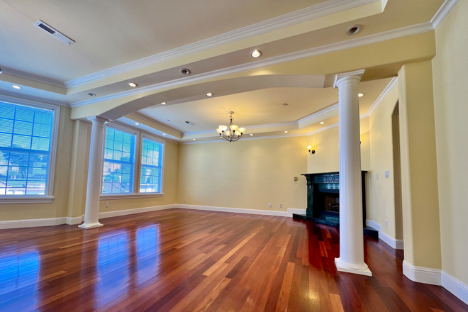 Living Room with Roman Columns - Beautiful 3 BR/2.5 BA flat, 1730sqft, Excellent Condition! Duplex