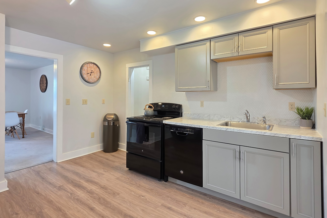 Kitchen - 486 Main Street Winooski, VT 05404 Apartments