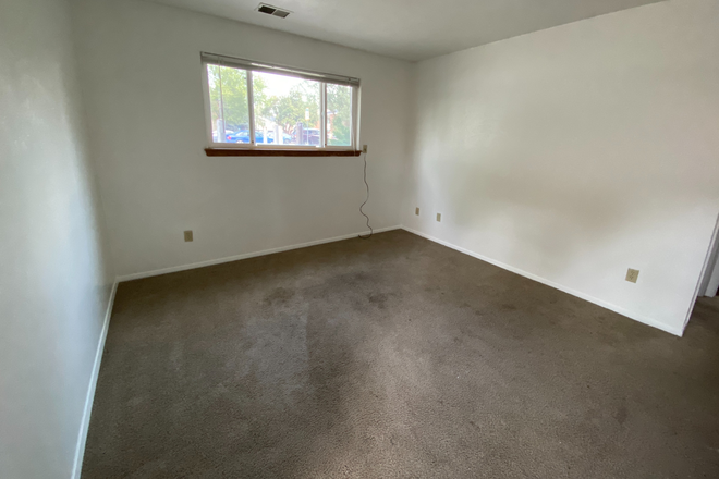 Livingroom - 1195 35th Street Unit A Boulder, CO 80303 directly across from East campus Apartments